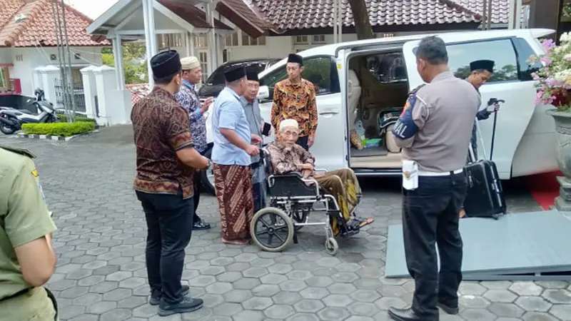 Begini Cara Mbah Maimoen Zubair Memberi Wejangan Polisi