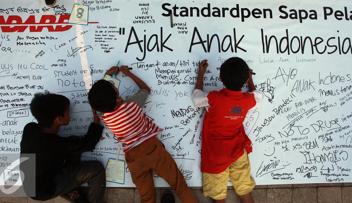 Sejumlah anak menulis di banner yang telah disediakan salah satu perusahaan alat tulis saat memperingati Hari Pelanggan Nasional di Bundaran Hotel Indonesia, Jakarta, Minggu, (6/9/2015). (Liputan6.com/Helmi Afandi) 