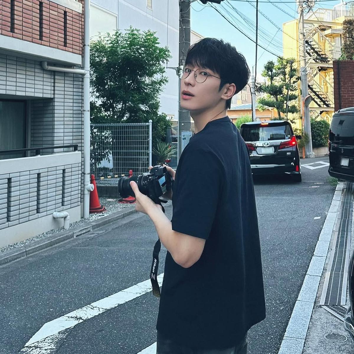 Gangguan Penglihatan Tak Halangi Karier, 8 Idol Korea Ini Jadi Inspirasi