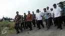 Wapres RI Jusuf Kalla ketika meninjau proyek P3SON di Hambalang, Sentul, Jawa Barat, Minggu (4/9). Menurut Wapres proyek ini paling cepat akan dilanjutkan tahun 2017. (Liputan6.com/Helmi Afandi)