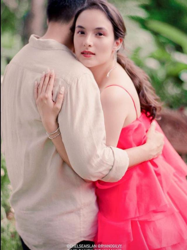 Ini 7 Potret Prewedding Monokrom Chelsea Islan dan Rob Clinton