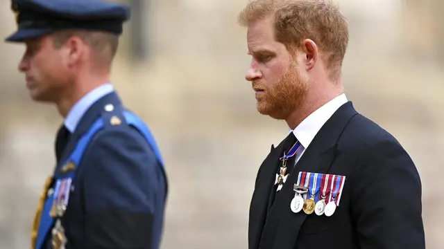 Pangeran William dan Pangeran Harry dalam pemakaman Ratu Elizabeth II. (Justin Setterfield/Pool Photo via AP)