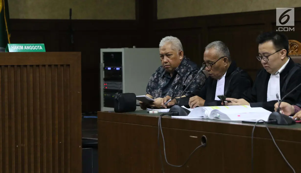 Terdakwa dugaan suap anggota Komisi I DPR 2014-2019 Fayakhun Andriadi terkait penambahan anggaran untuk pengadaan proyek satelit monitoring dan drone Bakamla, Erwin Syaaf Arief (kiri) saat menjalani sidang lanjutan di Pengadilan Tipikor, Jakarta, Senin (5/8/2019). (Liputan6.com/Helmi Fithriansyah)