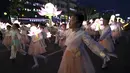 Sejumlah anak membawa lampion berbentuk teratai saat Lotus Lantern Festival di Seoul, Korea Selatan, Sabtu (29/4). Parade ini bagian dari jelang perayaan ulang tahun Buddha yang jatuh pada 3 Mei 2017. (AP Photo / Lee Jin-man)