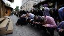 Umat muslim Bosnia melaksanakan salat Idul Fitri 1439 H di di jalan dekat Masjid Begova di Sarajevo, Bosnia (15/6). (AP Photo / Amel Emric)