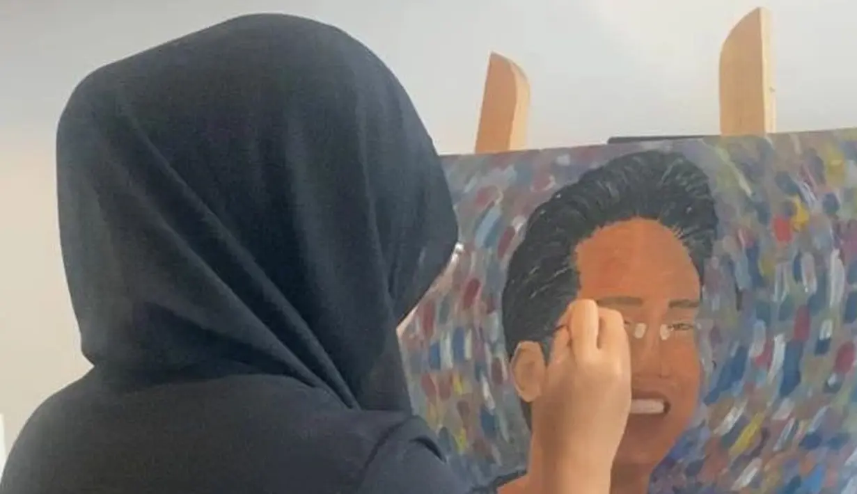 Istri Ridwan Kamil, Atalia Praratya membagikan momen sang putri, Camillia Laetitia Azzahra atau Zara melukis wajah mendiang sang kakak yang tersenyum, Emmeril Kahn Mumtadz atau akrab disapa Eril. (Instagram/ataliapr)