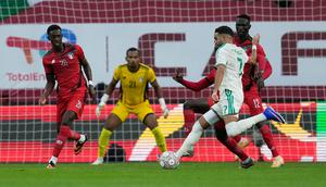 Pemain Aljazira, Riyad Mahrez berusaha menembak bola yang berbuah menjadi gol ke gawang Sudan dalam laga Grup E Piala Afrika 2025 di Moulay Hassan Stadium, Rabat, Maroko, Rabu (24/12/2025) malam waktu setempat. (Bola.com/Mosa'ab Elshamy)