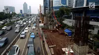 Kondisi perkembangan pembangunan kereta ringan rute Cawang-Dukuh Atas di kawasan Gatot Subroto, Jakarta, Kamis (18/1). Adapun biaya yang sudah dikeluarkan mencapai Rp5,2 triliun dan ditargetkan selesai pada akhir 2018. (Liputan6.com/JohanTallo)