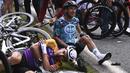 Kecelakaan disebabkan oleh suporter yang terlalu dekat dengan jalan dan tak menyadari dirinya terlalu dekat dengan peloton, sehingga pembalap Tim Jumbo-Visma, Tony Martin tak sengaja menabraknya dan mengawali kecelakaan massal. (Foto: AFP/Pool/Anne-Christine Poujoulat)