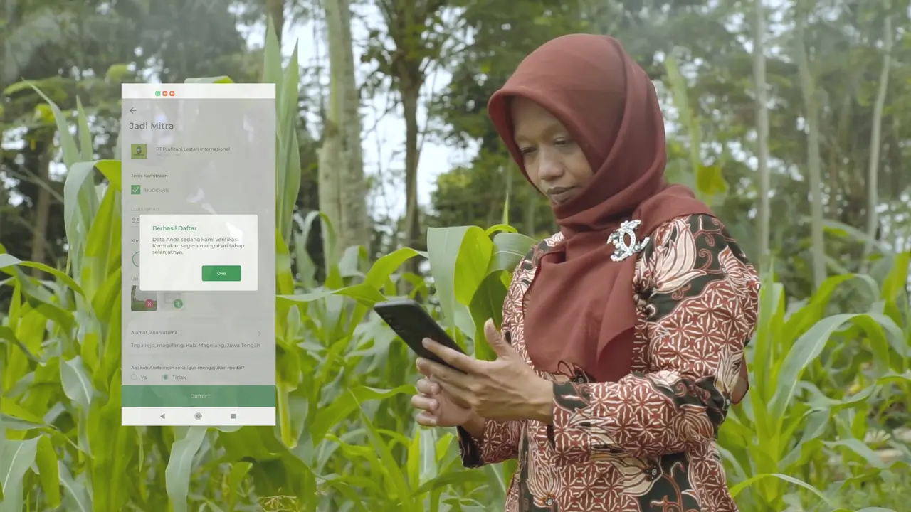 Petani menggunakan aplikasi Agree