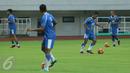 Pemain tengah Persib saat mengikuti latihan jelang laga perebutan tempat ketiga Piala Presiden 2017 di Stadion Pakansari, Kab Bogor, Jumat (10/3). Persib akan melawan Semen Padang, Sabtu (11/3). (Liputan6.com/Helmi Fithriansyah)