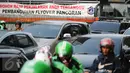 Sejumlah kendaraan melintas di sisi pembangunan flyover Pancoran, Jakarta, Selasa (11/4). Pembangunan flyover Pancoran bertujuan untuk mengurai kemacetan dari arah Cawang menuju Semanggi. (Liputan6.com/Yoppy Renato)