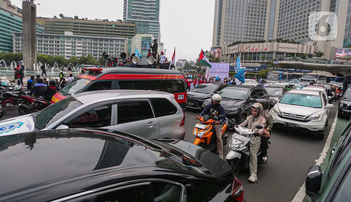 Akibat buruh dan kendaraannya yang berkumpul, kemacetan lalu lintas terjadi di sekitar lokasi. (Liputan6.com/Angga Yuniar)
