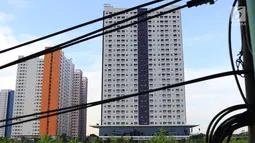 Suasana bangunan apartemen yang berjejer di Jakarta, Rabu (13/3). Semakin terbatasnya lahan kosong di Ibukota menjadikan hunian veertikal sebagai salah satu solusi bagi permasalahan pemukiman penduduk. (Liputan6.cpm/Immanuel Antonius)