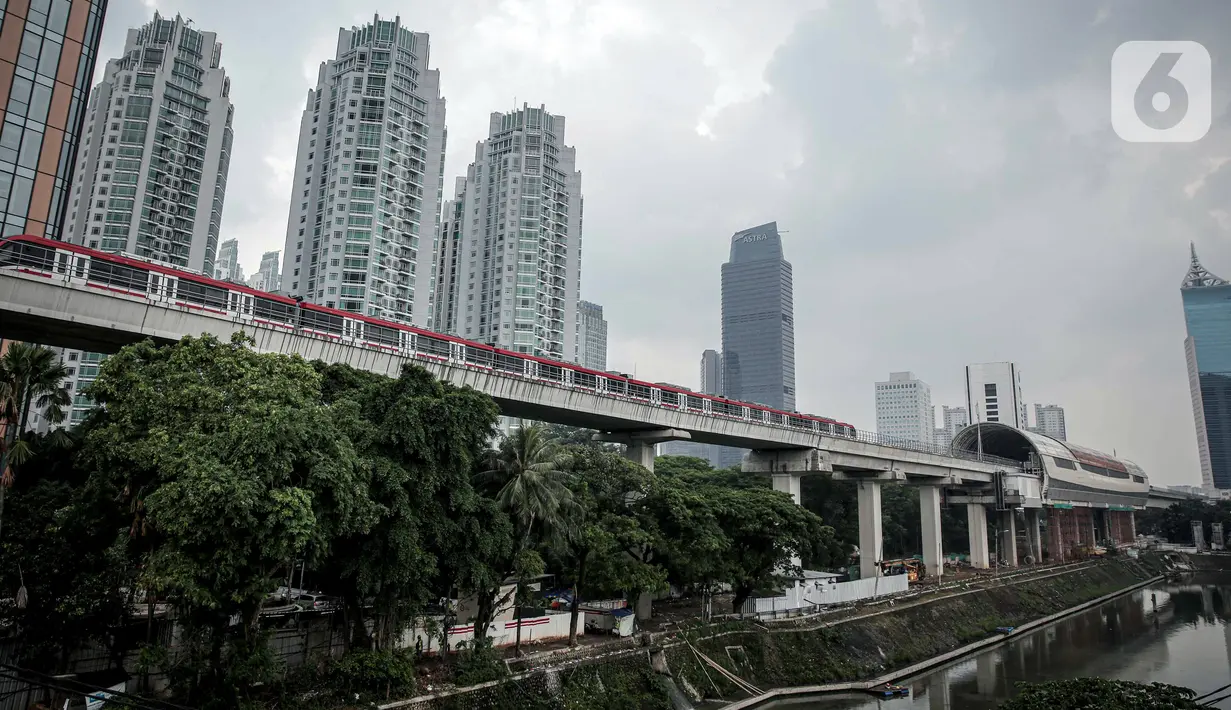Gerbong kereta Light Rail Transit (LRT) terparkir di jalur Dukuh Atas, Jakarta, Kamis (17/2/2022). Harga tiket LRT Jabodebek mencapai Rp 15 ribu per penumpang untuk rute Dukuh Atas-Cibubur. (Liputan6.com/Faizal Fanani)
