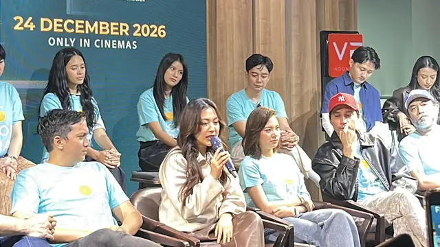 Sherina Munaf, mengangkat mic dalam konferensi pers official poster & soundtrack film Filosofi Teras di kawasan Jakarta pada, (27/10/2026). (Liputan6.com/Afradhiya N. R)
