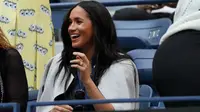 Gaya Meghan Markle saat hadir di pertandingan sahabatnya, Serena Williams di New York, Amerika. (TIMOTHY A. CLARY / AFP)