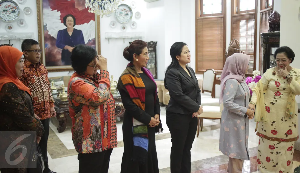 Presiden ke-5 RI Megawati Soekarnoputri bersama istri Wapres Jusuf Kalla, Mufidah Kalla bersiap menyambut kedatangan istri PM Malaysia Najib Razak, Rosmah Mansor, di kediaman Megawati, Jalan Teuku Umar, Jakarta, Selasa (7/3). (Liputan6.com/Faizal Fanani)