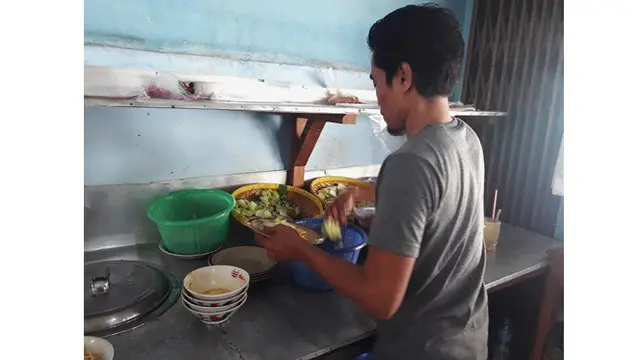 Proses meracik mi ayam goreng mekaton