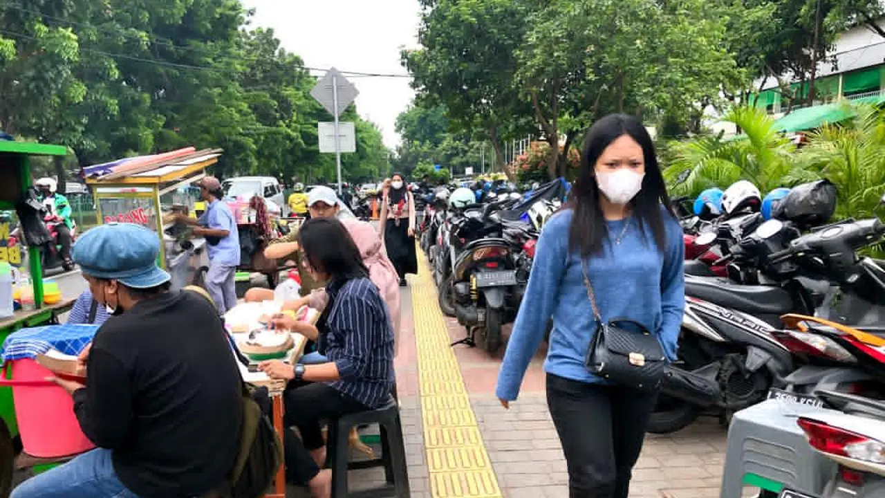Warga berkunjung ke Pasar Senen, Jakarta Pusat di era COVID-19 (9/10/2022).