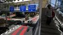 Seorang pria berjalan di JPO di kawasan Jalan Metro Pondok Indah, Jakarta, Senin (3/9). Penerapan sistem ganjil-genap di Jalan Metro Pondok Indah dihapus karena tidak ada kegiatan Asian Para Games di kawasan tersebut. (Liputan6.com/Johan Tallo)