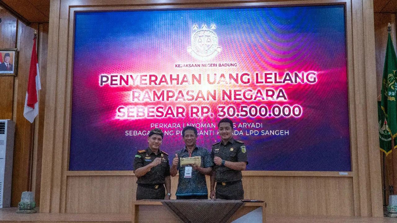 Kejaksaan Negeri (Kejari) Badung menyerahkan uang hasil lelang barang rampasan tindak pidana korupsi kepada Lembaga Perkreditan Desa (LPD) Sangeh.