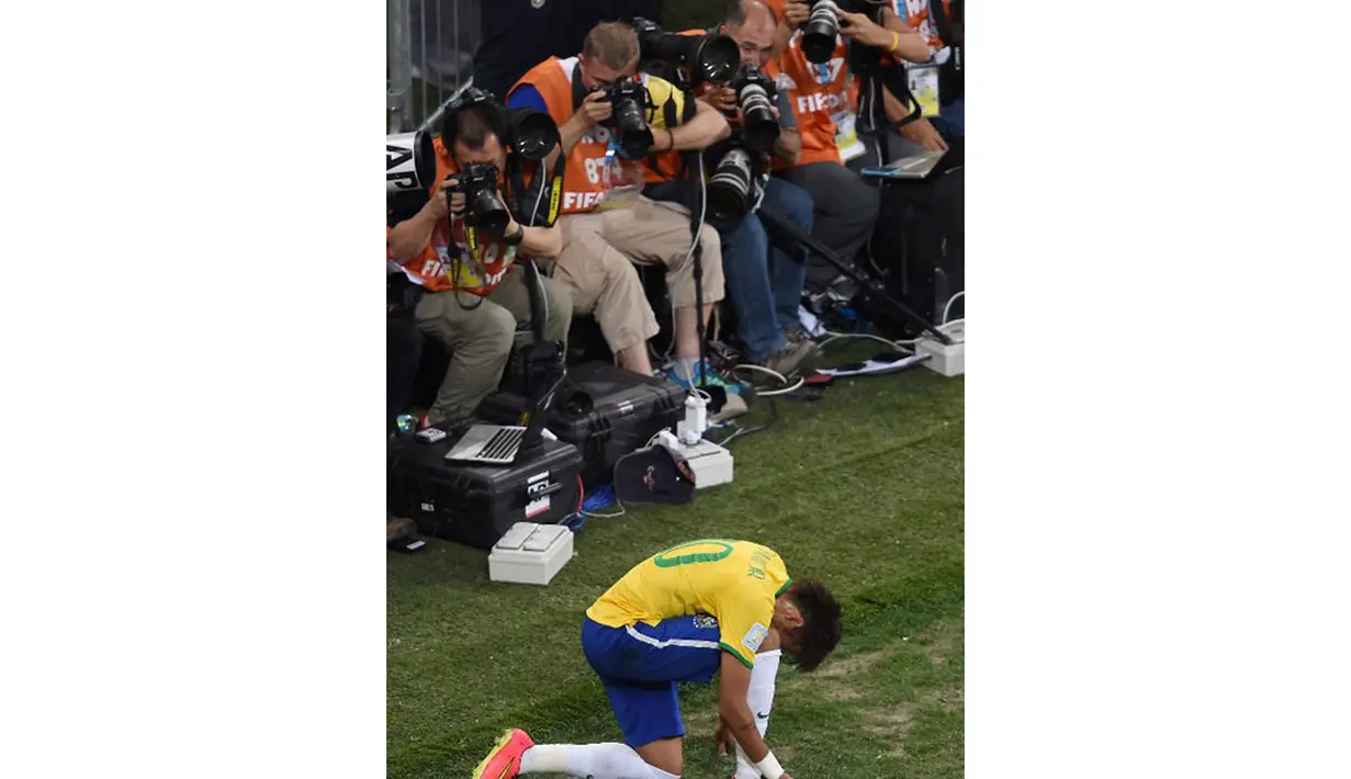 Aksi bintang muda Brasil yang bersinar bersama klub Spanyol, Barcelona, Neymar, mengundang perhatian pewarta foto untuk merekam aksinya saat berlaga di Piala Dunia 2014, (13/6/2014). (AFP PHOTO/Pedro Ugarte)