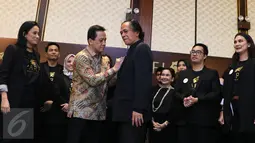 Ketua Badan Ekonomi Kreatif, Triawan Munaf menyematkan pin ke Wakil Ketua Umum Parfi 56 Ray Sahetapy pada acara pengukuhan dan pelantikan pengurus besar PARFI 56 (Persatuan Artis Film Indonesia) di Jakarta, Senin (24/10). (Liputan6.com/Herman Zakharia)