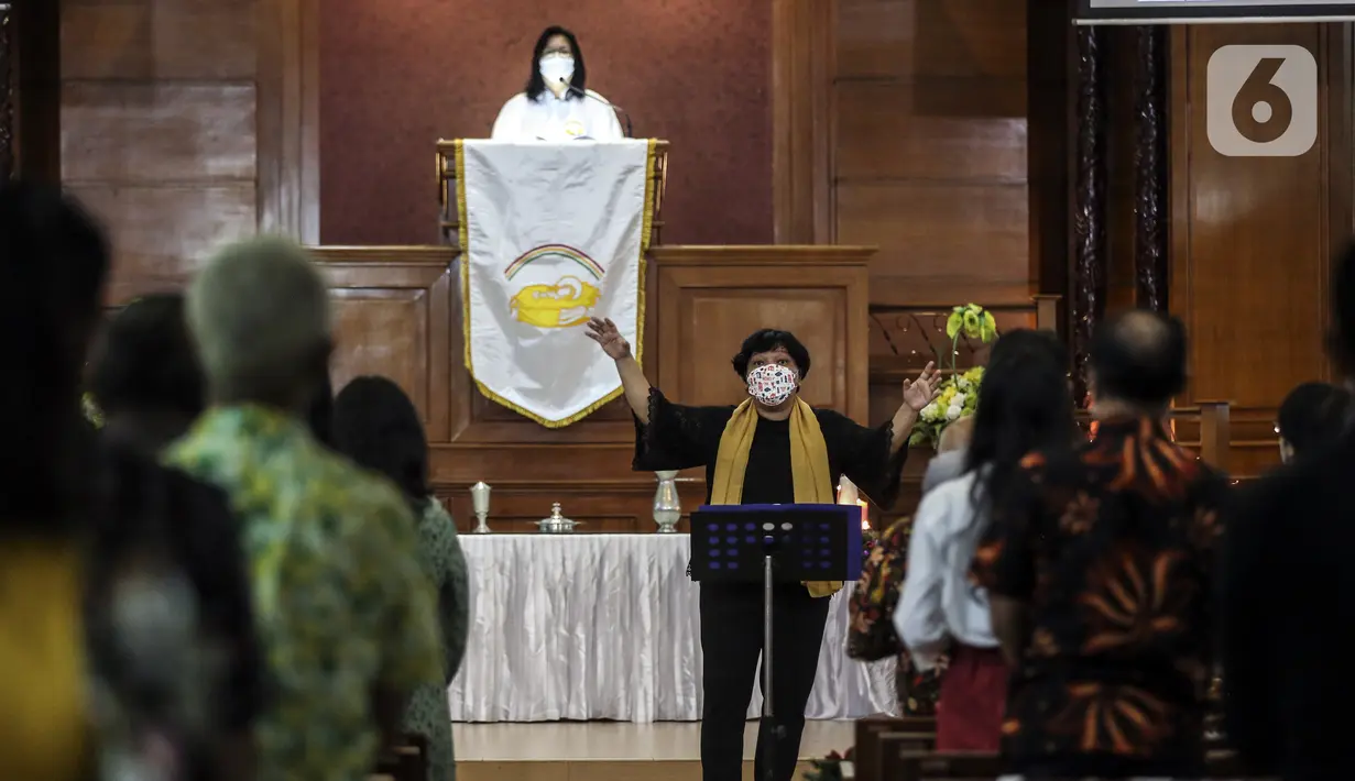 Pendeta memimpin ibadah perayaan malam Natal di Gereja Protestan Indonesia Bagian Barat (GPIB) Effatha, Jakarta, Jumat (24/12/2021). Ibadah malam ini mengangkat tema Nyanyian Pujian. (Liputan6.com/Johan Tallo)