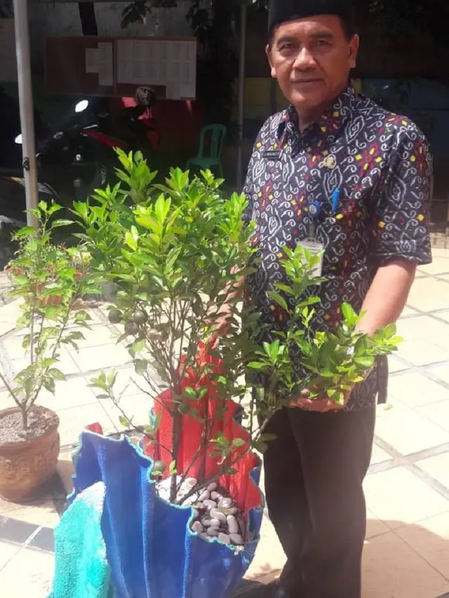 Kreasi Kampung Pot Lentera Kota Tangerang Menarik Perhatian Master Go Green