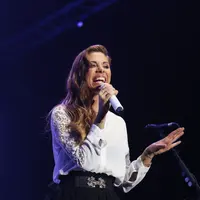 Penyanyi bernama lengkap Christina Hannah Judith Perri itu membuka penampilannya dengan lagu 'Shoot Me To The Heart' di atas panggung Java Jazz Festival (JJF) 2015 di JIExpo Kemayoran, Jakarta, Minggu (8/3/2015). (Liputan6.com/Faizal Fanani)