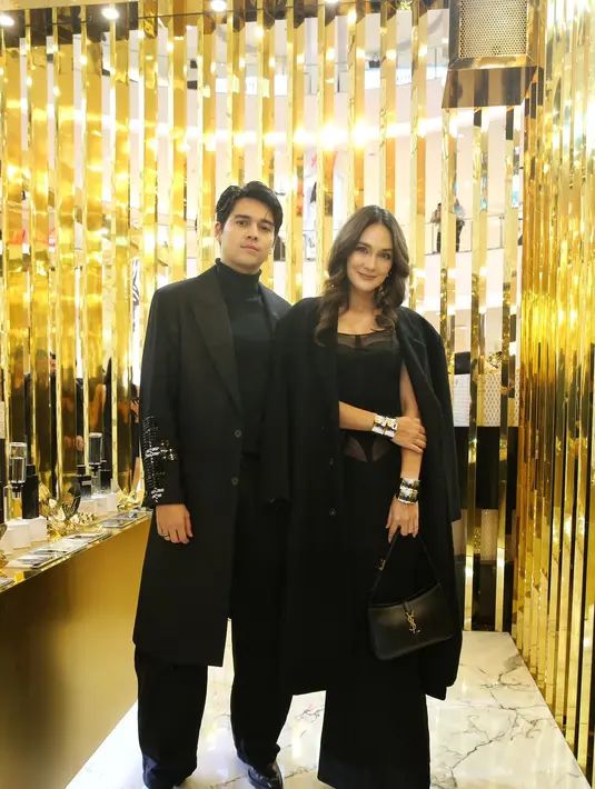 Maxime Bottier tampak juga hadir dengan gaya yang tak kalah spesial. Keduanya tampak serasi.  / Foto: Adrian - Fimela.com.