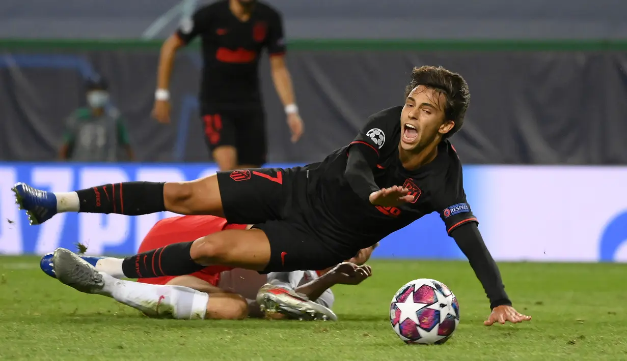 Gelandang Atletico Madrid, Joao Felix, berebut bola dengan pemain RB Leipzig pada perempat final Liga Champions 2019/2020 di Estadio Jose Alvalade, Jumat (14/8/2020) dini hari WIB. RB Leipzig menang 2-1 atas Atletico Madrid. (AFP/Lluis Gene)