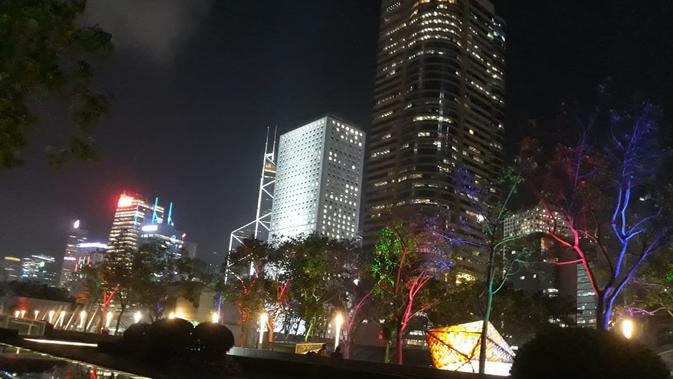Panorama Hong Kong di malam hari.