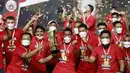 Pemain Persija Jakarta melakukan selebrasi dengan mengangkat trofi usai menjuarai Piala Menpora 2021 di Stadion Manahan, Solo, Minggu (25/4/2021). (Bola.com/M Iqbal Ichsan)
