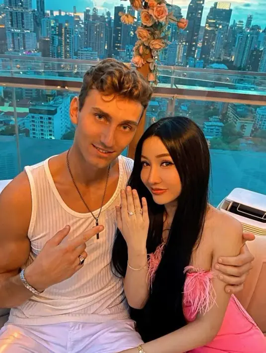 Lucinta Luna baru-baru ini kembali bikin heboh. Ia mengaku baru saja dilamar oleh sang kekasih. [Foto: IG/lucintaluna_manjalita].