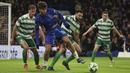 Pemain Chelsea, Marc Guiu berebut bola dengan pemain Shamrock Rovers, Roberto Lopes pada laga lanjutan UEFA Conference League di Stamford Bridge, London, Inggris, Jumat (20/12/2024) WIB. (AP Photo/Ian Walton)