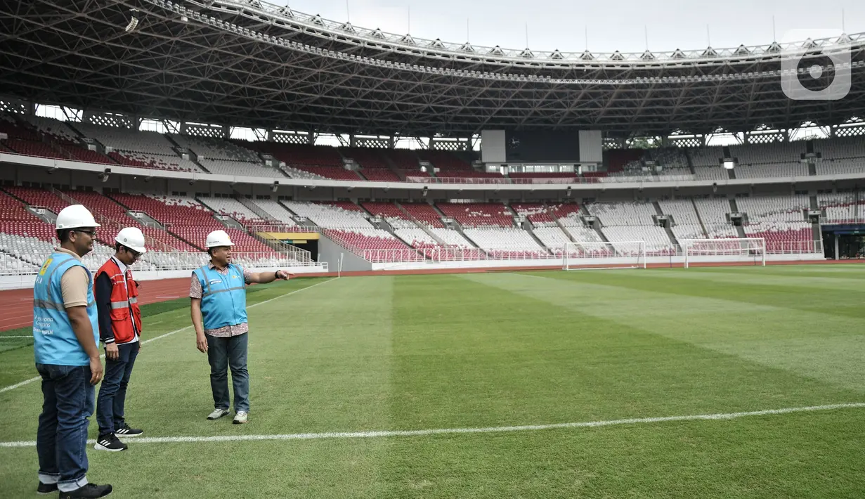 General Manager PLN Unit Induk Distribusi Jakarta Raya Doddy B.Pangaribuan (kanan) saat mengecek ketersediaan listrik di Stadion Utama Gelora Bung Karno, Senayan, Jakarta, Kamis (12/1/2023). Jelang perhelatan Piala Dunia U-20 di Indonesia yang diikuti 24 negara, PLN Unit Induk Distribusi (UID) Jakarta Raya memastikan ketersediaan pasokan listrik aman sebanyak 4 lapis dengan daya terpasang di SUGBK yaitu 5540 kVA dan back up UPS 1000 kVA untuk ajang yang akan berlangsung 20 Mei - 11 Juni 2023 mendatang. (merdeka.com/Iqbal S Nugroho)