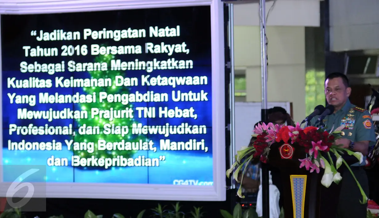 Panglima TNI, Jenderal Gatot Nurmantyo menyampaikan pesan pada perayaan Natal Bersama TNI di GOR Ahmad Yani, Mabes TNI, Jakarta, Rabu (11/1). 3.000 prajurit dan PNS hadir dalam perayaan Natal Bersama TNI tahun 2016. (Liputan6.com/Helmi Fithriansyah)