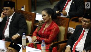 Anggota DPR Krisdayanti (tengah) saat mengikuti Rapat Paripurna ke-2 di Kompleks Parlemen, Jakarta, Selasa (1/10/2019). Diva asal Batu tersebut dilantik sebagai anggota DPR periode 2019-2024. (Liputan6.com/JohanTallo)