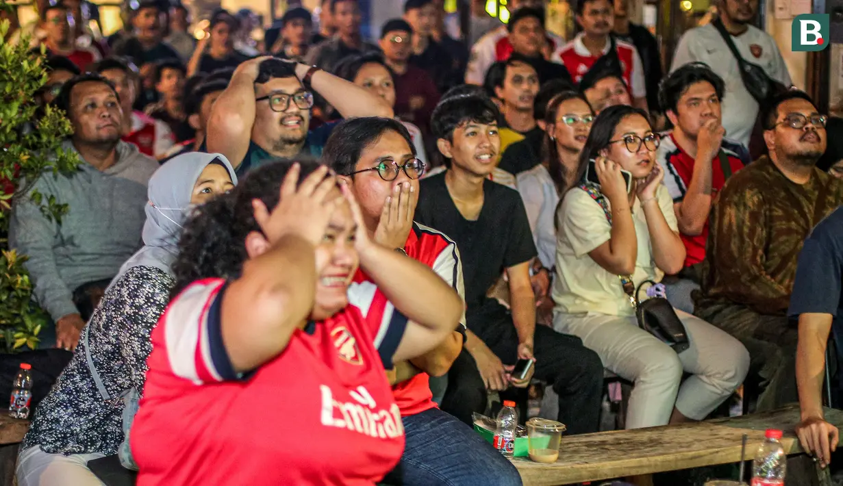 Ekspresi tegang pendukung Arsenal jelang akhir laga melawan Tottenham Hotspur saat Roaring Night Liga Inggris di The Ground at Nipah, Jakarta Selatan, Minggu (28/04/2024). (Bola.com/Bagaskara Lazuardi)