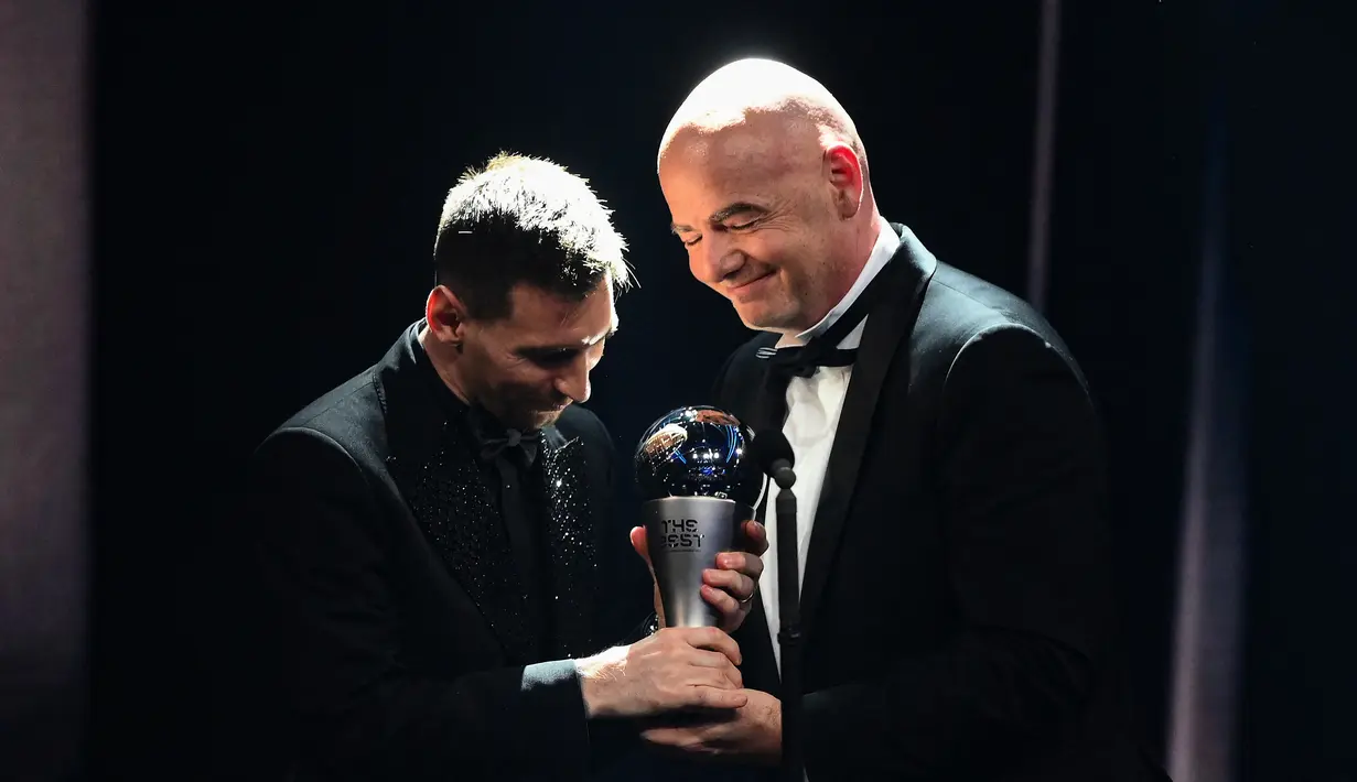 Lionel Messi (kiri) menerima penghargaan Pemain Pria Terbaik FIFA 2022 dari Presiden FIFA Gianni Infantino pada Seremoni The Best FIFA Footbal Awards 2022 di Paris, Prancis, Senin (27/2/2023). Messi sebelumnya juga pernah menjadi pemain terbaik FIFA pada 2019. Kala itu, Messi unggul atas Virgil van Dijk dan Cristiano Ronaldo. (FRANCK FIFE / AFP)