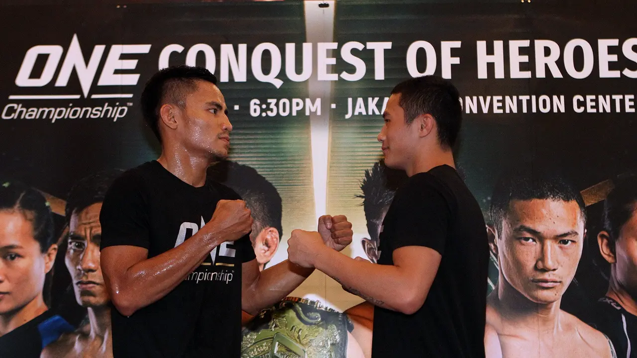 Petarung ONE Championship Indonesia, Stefer Rahardian (kiri) akan melawan Peng Xue Wen dari Tiongkok