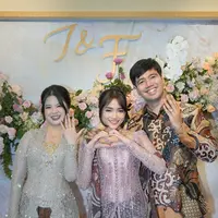 Kakak Fadly Faisal dan Fuji An, Frans Faisal, melangsungkan lamaran pada Minggu, 8 Desember 2024. Ia telah melamar kekasihnya, Indah Tri Pertiwi, dalam sebuah acara intim yang berlangsung di The Wijaya House, Jakarta. [IG:@fuji_an].