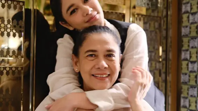 Naysilla Mirdad bagikan potret kebersamaan dengan sang ibunda dengan gaya kompak. [@naymirdad]