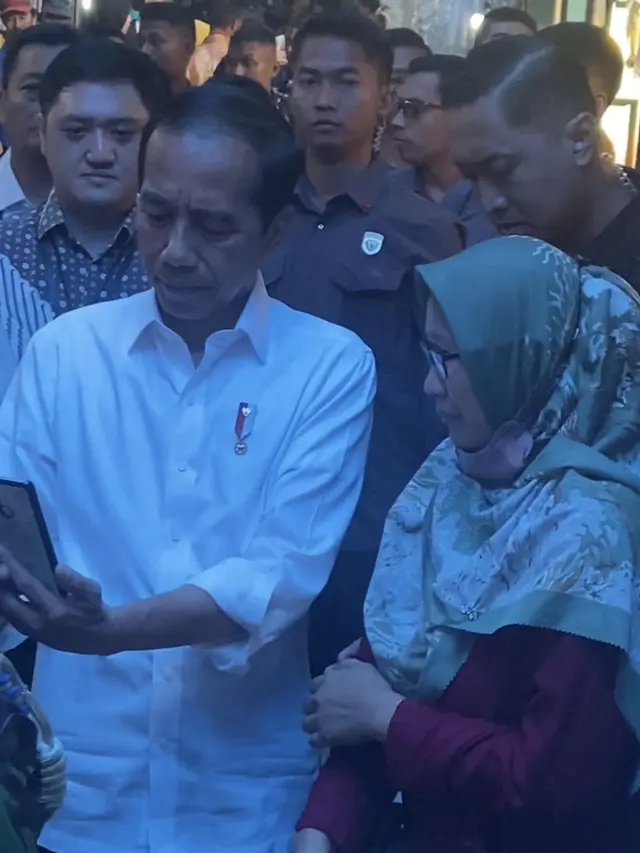 Presiden Joko Widodo (Jokowi) saat berswa foto dengan warga di Pasar Cihapit Bandung.