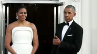 Dalam balutan gaun putih, Michelle membuat Obama semakin jatuh cinta.