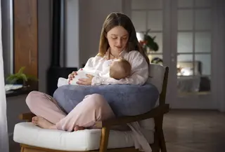 Cara mengatasi produksi ASI berlebih agar ibu menyusui tetap nyaman dan seimbang. (Foto: pikisuperstar/Freepik)