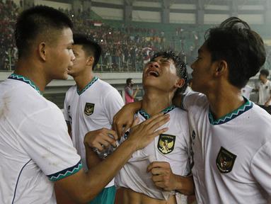 Pemain Timnas Indonesia U-19, Zanadin Fariz, tak kuasa menahan tangis usai laga melawan Myanmar U-19 pada pertandingan babak penyisihan Grup A Piala AFF U-19 2022 di Stadion Patriot Candrabhaga, Bekasi, Minggu (10/7/2022). (Bola.com/M Iqbal Ichsan)