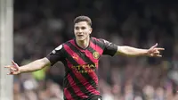 Penyerang Manchester City, Julian Alvares, berselebrasi setelah mencetak gol ke gawang Fulham pada pekan ke-33 Liga Inggris 2022/2023 di Craven Cottage, London, Minggu (30/4/2023). (AP/Kin Cheung)